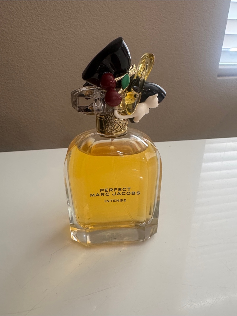 Marc Jacobs Perfect Intense Eau de Parfum — Amber & Multicolor Cap